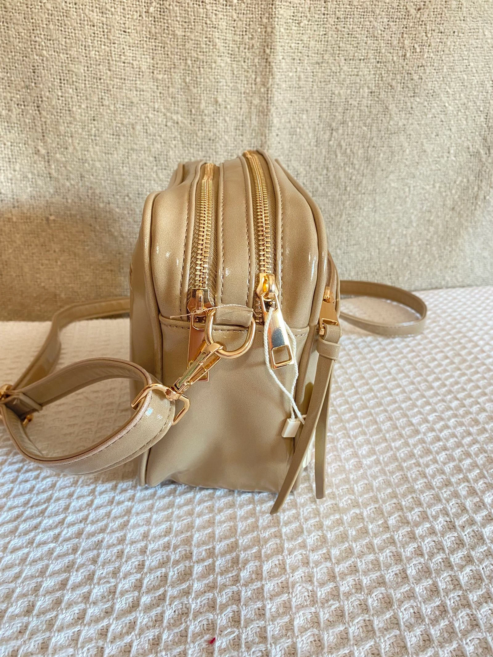 Bolso bandolera beige satinado con doble cremallera  – photo 3
